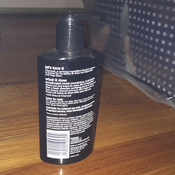 Bioré deep pore charcoal cleanser - Picture 2 of 3